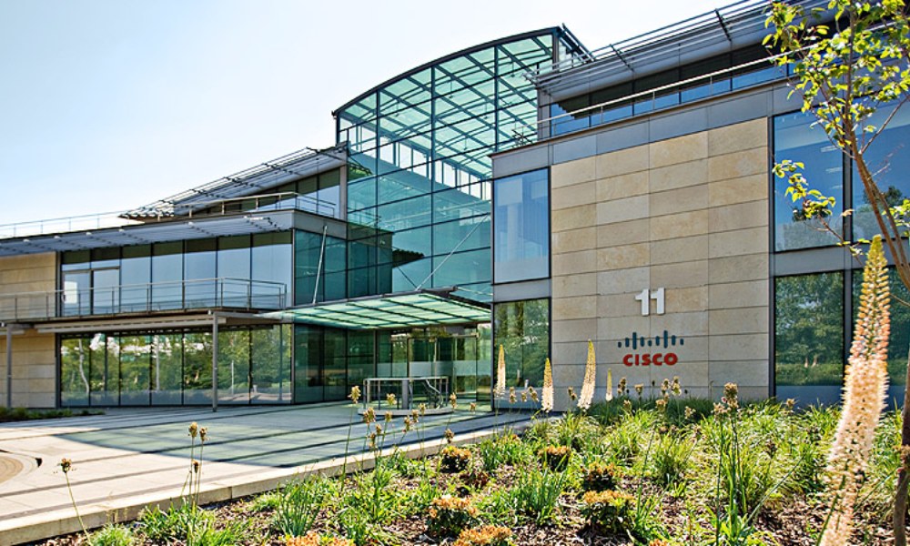 У американской Cisco сократилась выручка и чистая прибыль